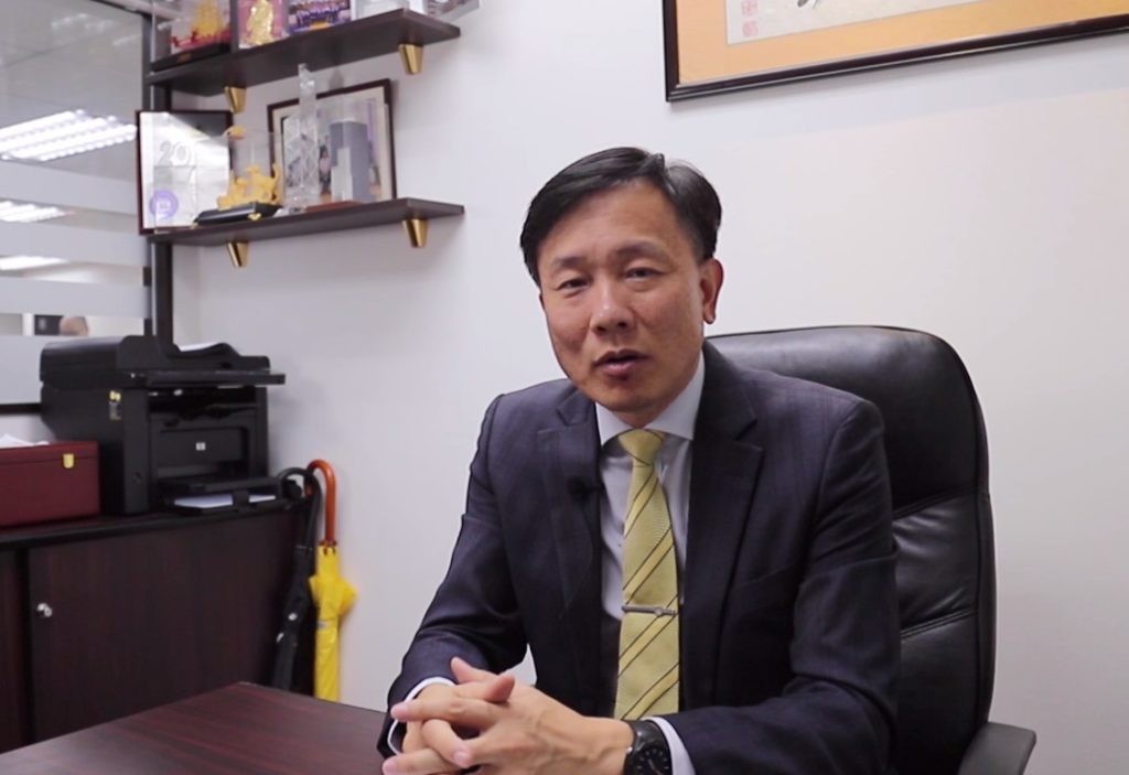 美聯工商鋪（00459）執行董事兼行政總裁黃漢成早前接受媒體訪問時表示，香港政治事件未見好轉跡象，香港商舖2020年預計減租幅度達三成，農曆新年後估計將出現結業潮，新的一年香港租金和空置率走勢都會面臨壓力。