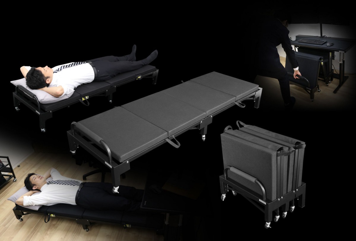 日本電競桌椅製造商「Bauhutte」為了造福更多辛苦的打工仔們,特別推出一款簡單收納的特製摺合式睡床。讓上班族們能夠在辦公室補眠休息,提升工作效率。