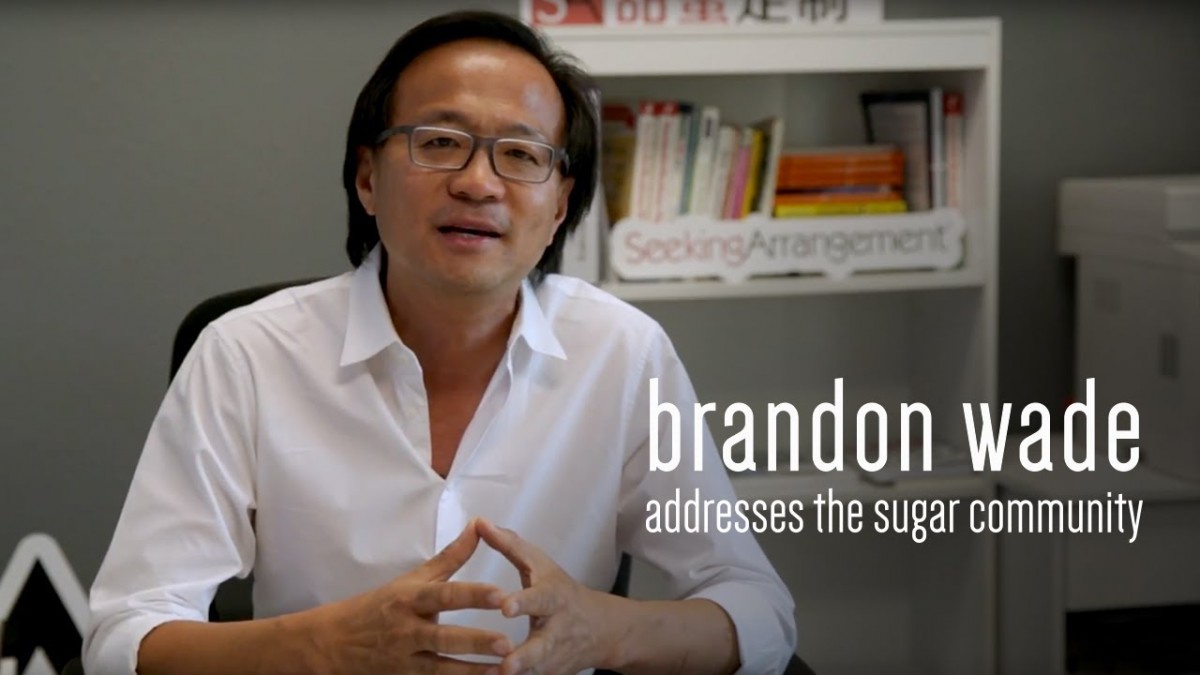 交友網站「Seeking Arrangement」於2006年由知名約會網站創始人Brandon Wade創立,明確將網站定義成:「幫助Sugar Babies尋找Sugar Daddy或Sugar Mommy的平台」。