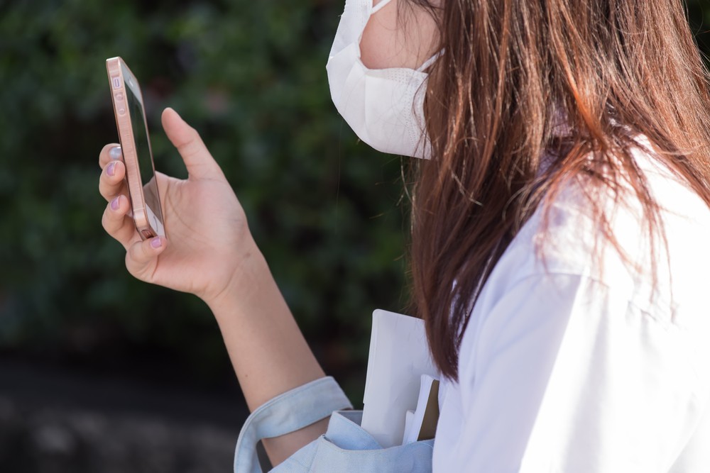 新型冠狀病毒主要以呼吸道傳播為主，和帶病毒者處在同一個空間即有可能受感染。