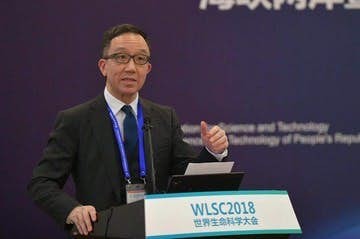 香港大學醫學院院長、公共衞生學院講座教授梁卓偉近日接受英國《衛報》訪問時表示,如果疫情無法受到控制,全球最終或將有60%人口感染武漢肺炎。