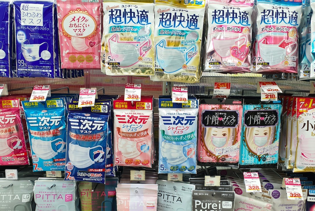 全球各地口罩嚴重缺貨,民眾紛紛到日本、澳洲、泰國等地搶購口罩。有消息指出,日本多個地區藥妝店的口罩和殺菌用品等物已嚴重缺貨。