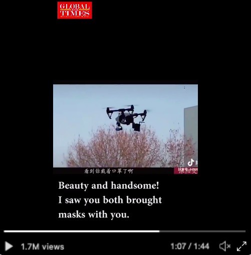 影片中,無人機見一名在內蒙古的老太太沒戴口罩出門,就開始向她「好言相勸」。「老奶奶,你不戴口罩就不要亂跑。