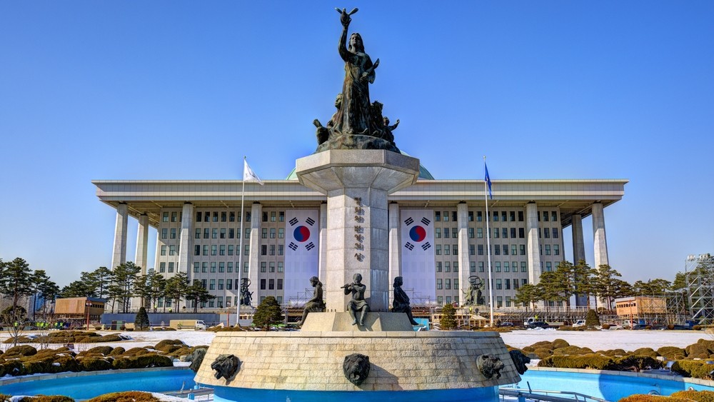 南韓政府本月4日正式通過立法限制口罩和搓手液的囤積行為,違例者最高罰款5千萬韓元(約33萬港元)及監禁2年。相關法例於2月5日正式生效。