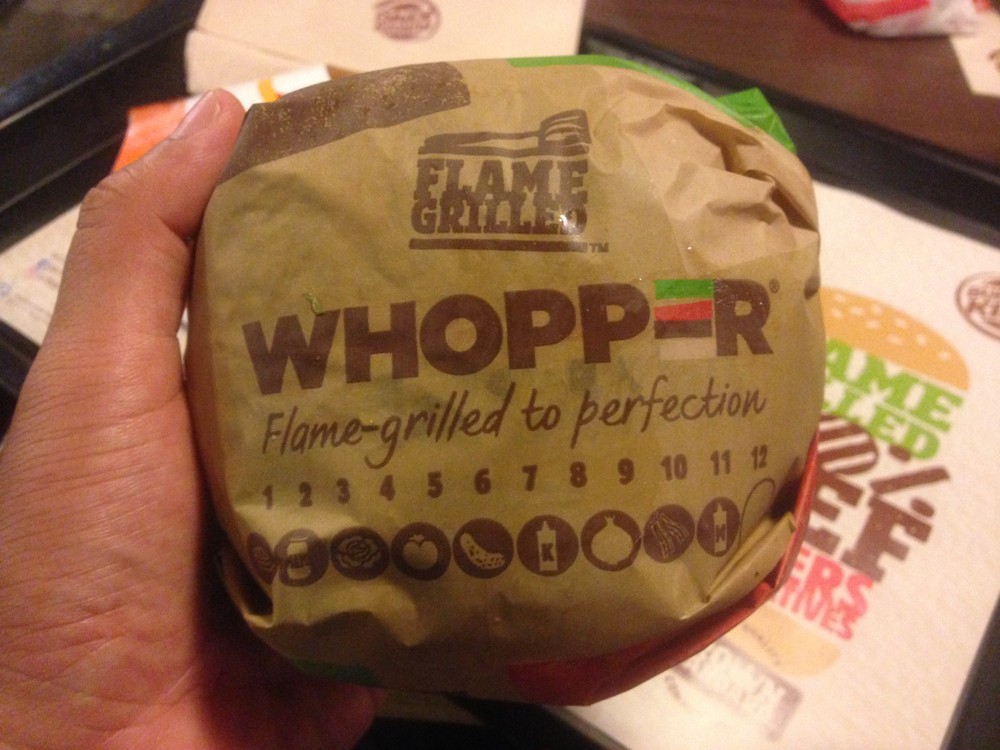 影片中,Burger King旗下最著名的華堡被放在一個黑子的盤子上。一天天過去,新鮮的華堡開始被藍藍綠綠的霉菌「侵襲」。