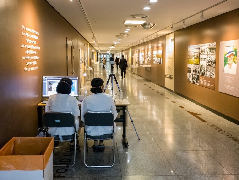 雖然香港當局未向韓國發出旅遊警示，但香港行政會議成員林正財也表示，日韓疫情讓人擔心，並呼籲港人前往韓國旅遊前請三思。