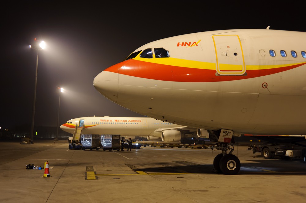 《彭博》引述知情人士指出,受武漢肺炎疫情拖累,負債累累的海航集團將會被中國政府正式接管。有消息指,海航旗下航空業務或被中國國航、東方航空等3家航空公司瓜分收購。