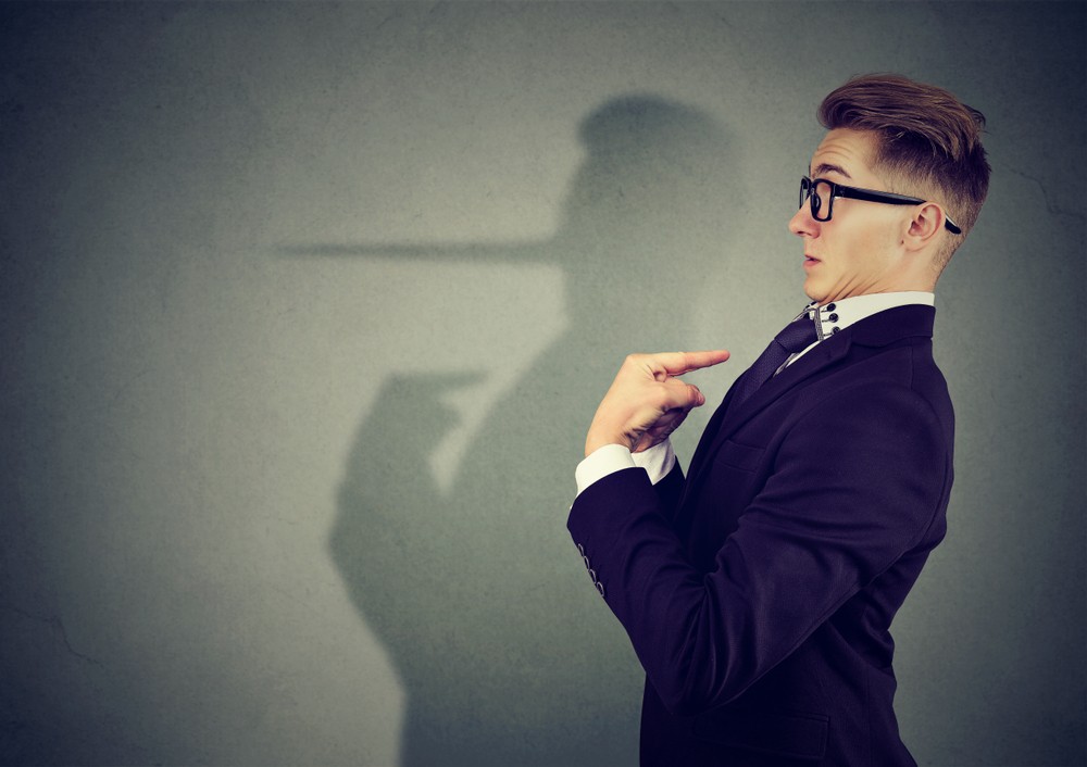 職場 謊言 小人