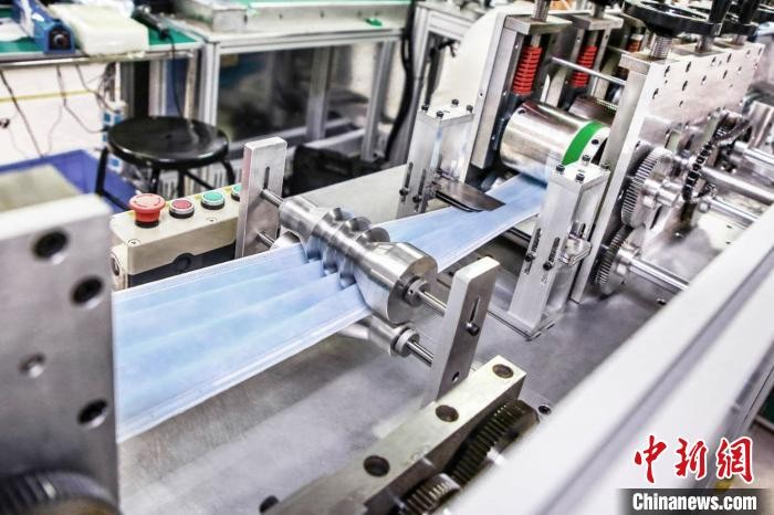 新冠肺炎持續蔓延，造成香港醫療用品短缺，有本地商家選擇設生產線自救，與此同時全球有車廠選擇「踩過界」改造生產線，製造口罩、醫療產品等以對抗疫情。