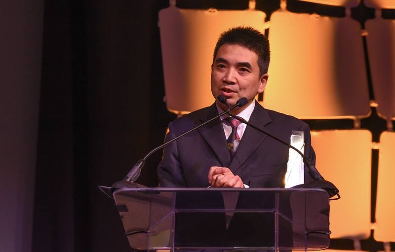 27歲那年,袁征初到美國,曾被拒發簽證8次,到了第9次才成功,後來落腳在華人創辦的視訊公司 WebEx。