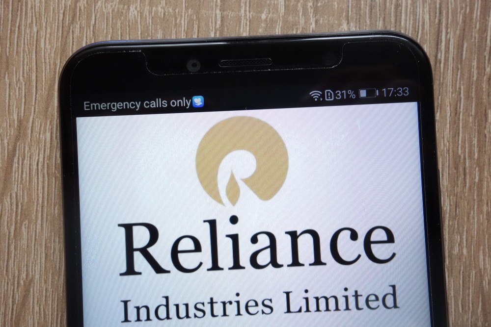 安巴尼掌控的信實工業集團(Reliance Industries)為印度最大的企業,旗下業務涵蓋電信、能源、媒體、石化等。該集團市值曾一度達到90億克朗(9.58億美元),為該國最有價值的公司之一,安巴尼也連續多年蟬聯印度首富寶座。