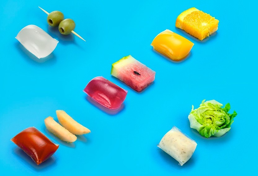 近期一家名為「Notpla」的英國永續包裝新創公司成功開發一款外型似水滴的生物質能 (Bio-based)包裝。此款包裝不但能夠用作堆肥,還能直接食吃下肚,未來有望取代塑膠瓶、醬料包等包裝,有效減少全球塑膠垃圾。