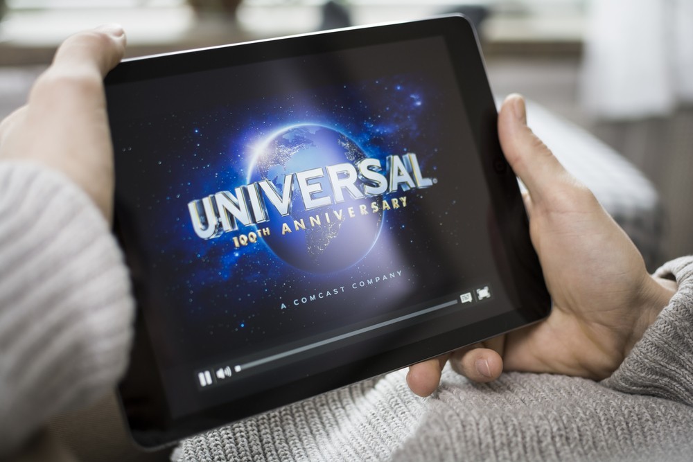 環球影業母公司NBC Universal日前表示,在疫情結束之後,該公司考慮同時於院線和網絡同時發行電影。如果上述計劃付諸實施,想必將嚴重影響院線的獲利模式。