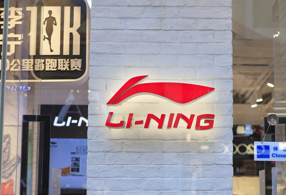 堡獅龍近年來發展受阻,與電商和快時尚激烈競爭,家族內訌爭奪創辦人羅定邦約10億元的遺產,導致公司陷入困境。