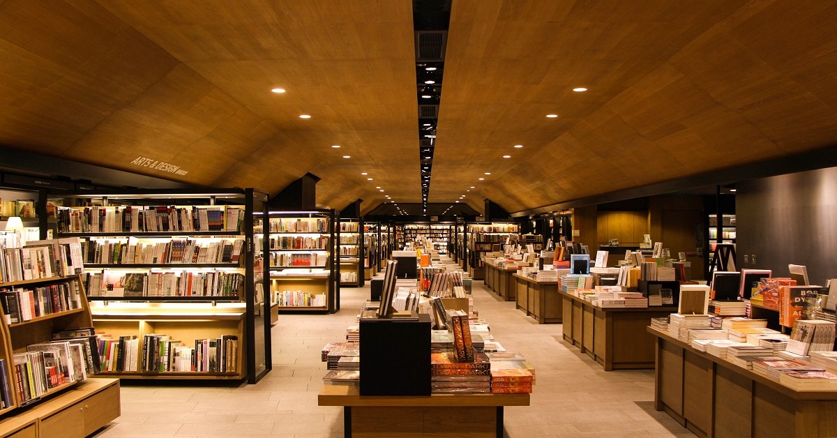 書店的經營與地產業是誠品生活「交叉補貼」的盈利模式。誠品之前虧損15年,賠了20億,一直到轉型成商場模式才開始獲利。