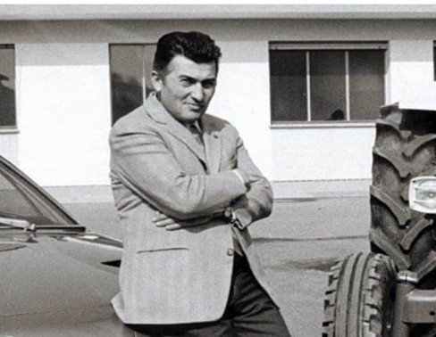 50年代,林寶堅尼自主創業,成立了全國最大農場機械廠,靠賣拖拉機發家致富。