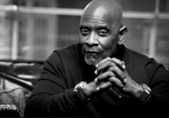 27歲那年，他得到一個改變一生的機會，但這個機會要付上半年沒有薪水的代價，在兩難處境下，他毅然選擇賭上身家，帶著兒子露宿街頭、在救濟窮人的餐廳吃飯，靠著堅強毅力和奮鬥的決心，終成身家6000萬美元的美國著名股票經紀人。