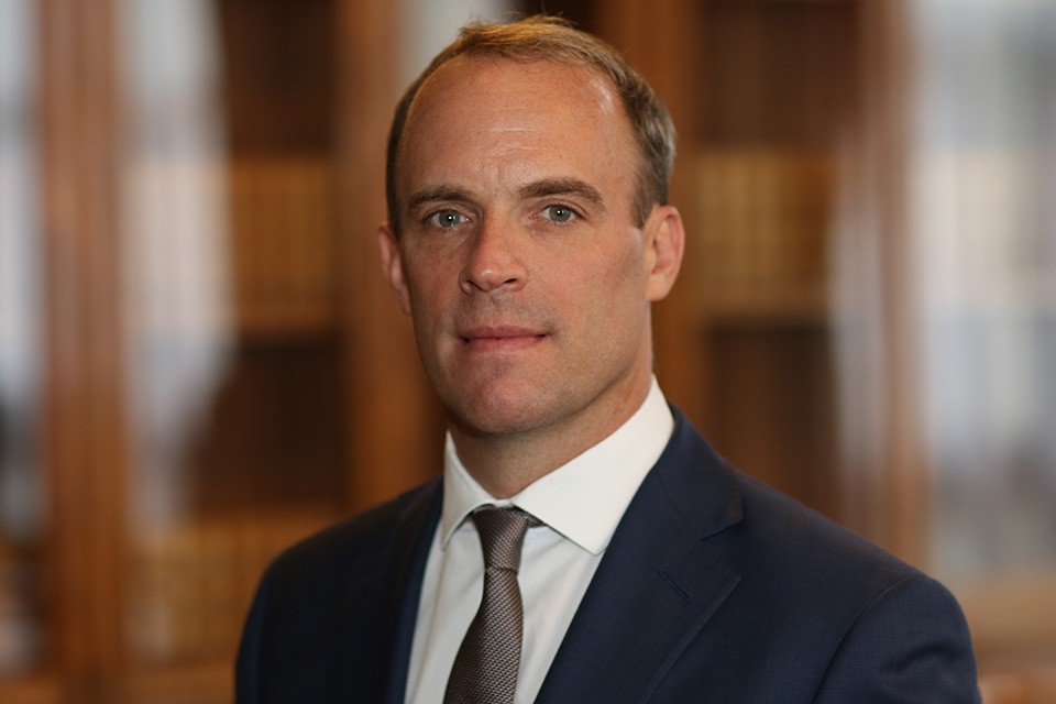 英國外相藍韜文(Dominic Raab)本周一(6日)在國會下議院公布首批針對違反人權的外國人經濟制裁名單,當中未有包括涉及香港事件的官員,遭跨黨派議員質疑,保守黨議員施志安(Iain Duncan Smith)敦促英方制裁香港行政長官林鄭月娥。