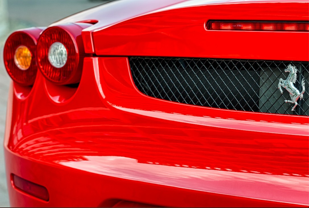 某日，伽德納路過一棟很有氣派的大廈，一輛紅色法拉利在大廈前停下，一名西裝筆挺、意氣風發的男子從車上下來，伽德納羨慕不已。