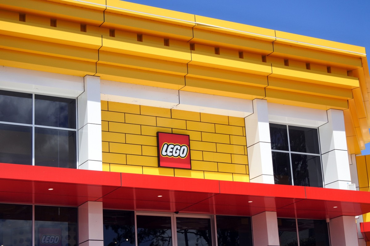 1934年,奧利給自己的玩具品牌取名為「LEGO」(樂高),即是丹麥語 leg godt二字的組合