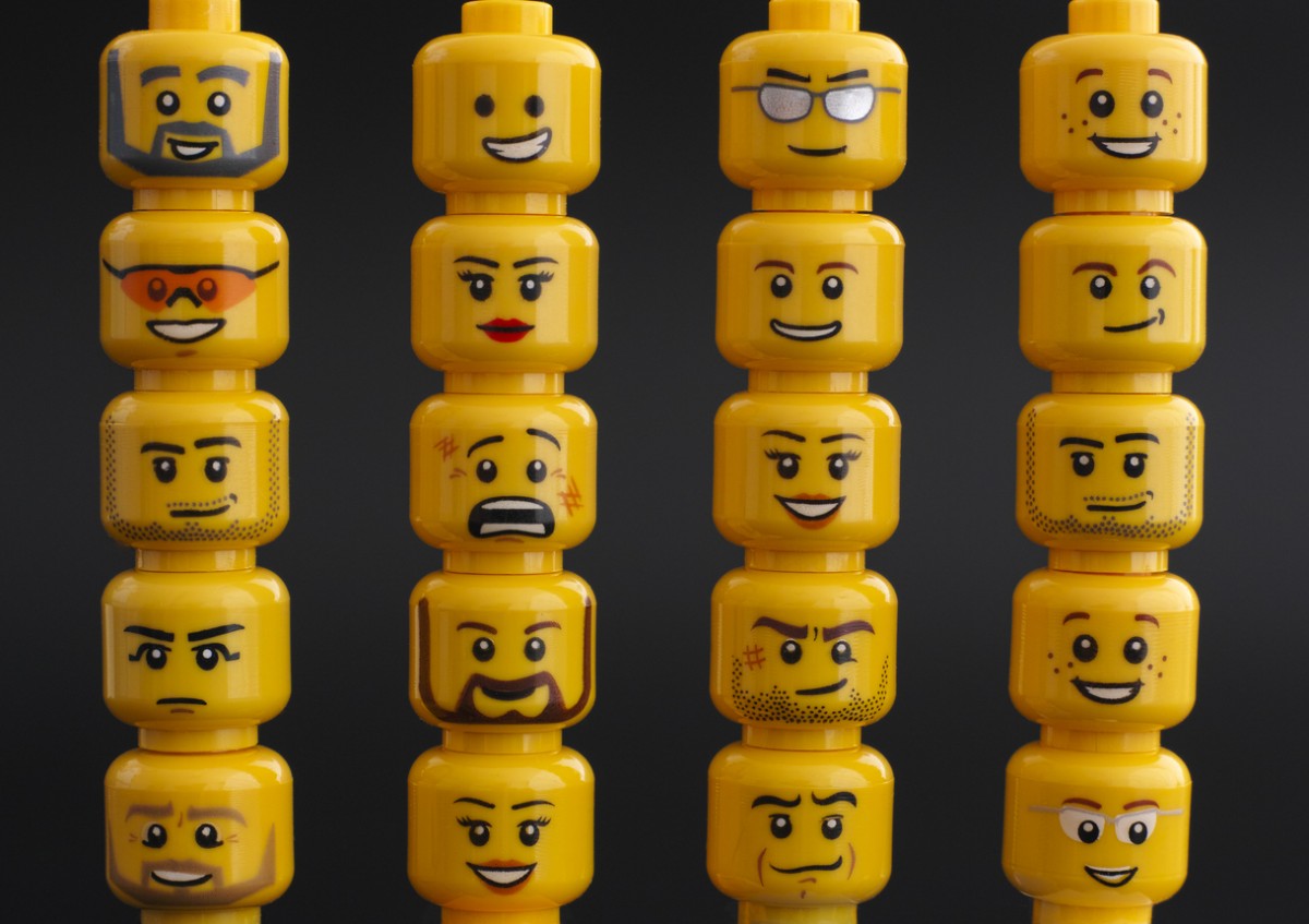 然而,好景不常。樂高由於內部問題,以及過度且快速的擴張,導致品牌產品類型過度分散,失去了核心。品牌與產品的定位錯誤讓樂高面對重大的挫敗。