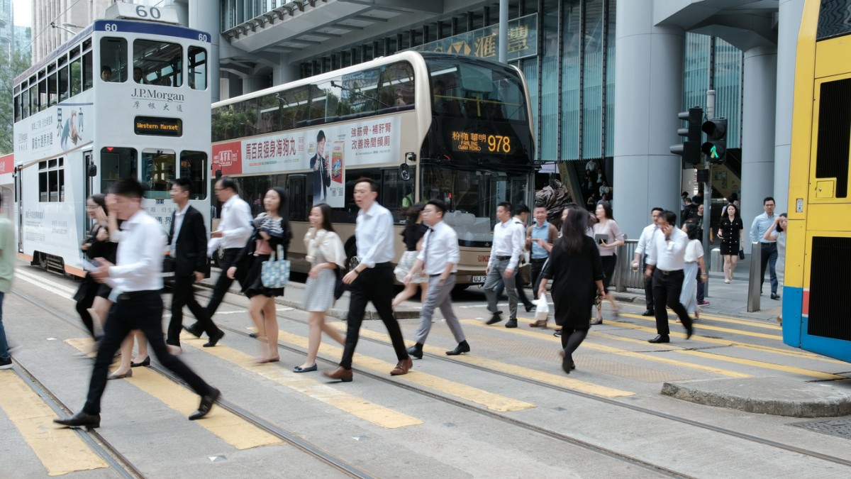 《彭博》訪問了員工及招聘人員後得出結論,指高稅率將加深香港人才流失的風險,並對香港金融地位造成影響。