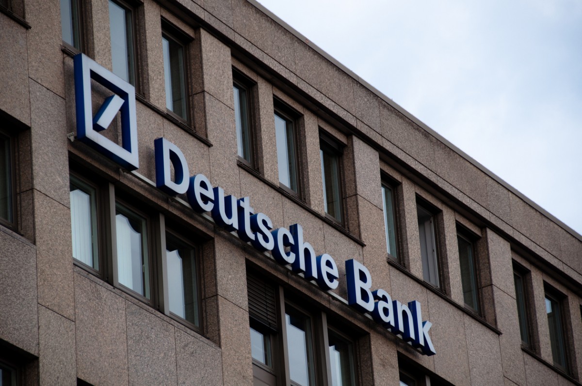美國紐約州金融服務署(NYDFS)對德國最大銀行德意志銀行(Deutsche Bank,ETR: DBK)處以1.5億美元(約11.7億港元)罰款,因該金融機構在監督美國「富豪淫魔」愛潑斯坦(Jeffrey Epstein)交易上明顯失職。
