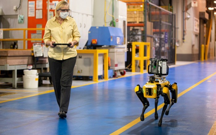 機器狗對工廠內部進行準確的數位掃描，這有助於工程師提出精準的工廠升級或改造計畫。