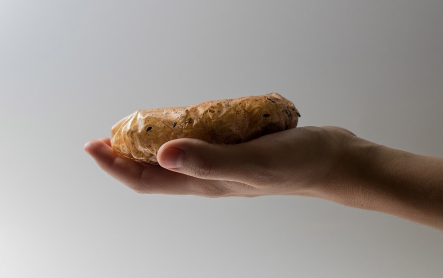 他發現一般即食麵煮食時還需要花費多一分鐘的時間,而「可溶性」醬料外包裝即食麵就更省時還環保。