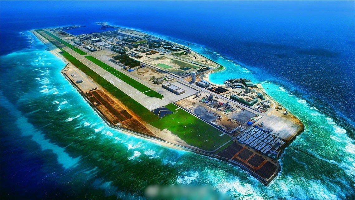 中國自2013年起,中國政府不顧他國反對,快速在南海興建具軍事用途的人工島。