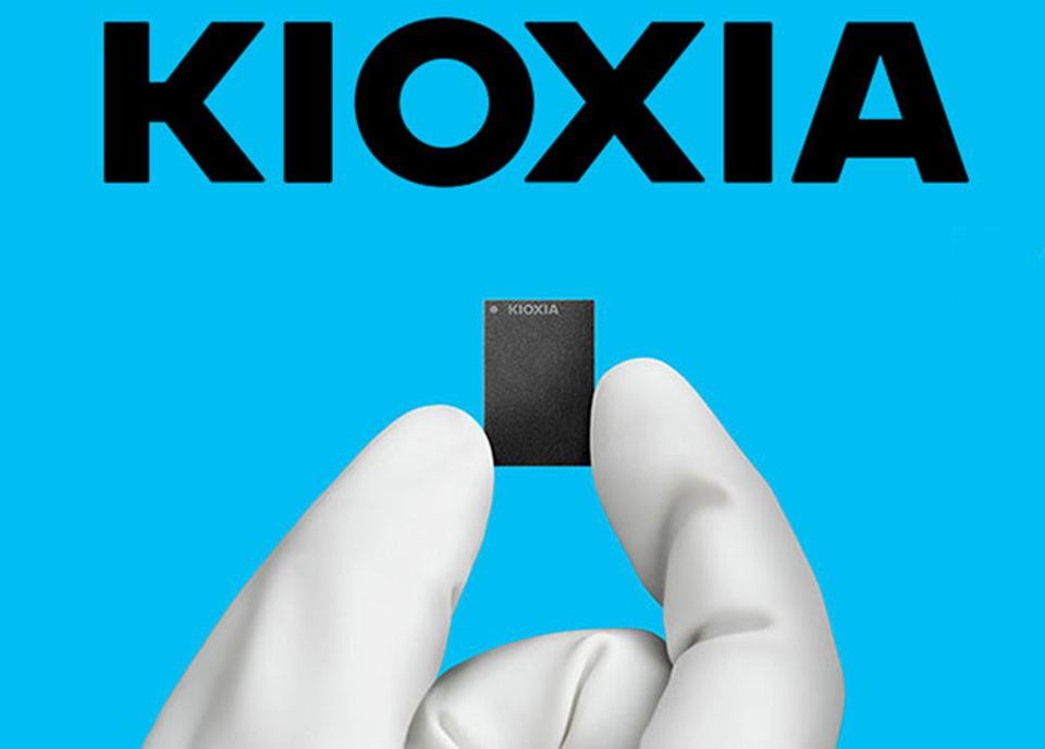 據說,鎧俠曾在《路透》報導此事時提到,越發嚴厲的限制,可能造成記憶體晶片供給過剩,使價格下滑。