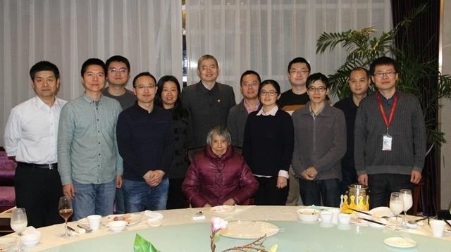 而龍芯2000年創辦時,黃令儀原本已經退休,但卻應前學生邀請加入該公司,負責指導「龍芯一號」、「龍芯二號」及「龍芯三號」(2010年)等計劃,直至現時仍在工作,