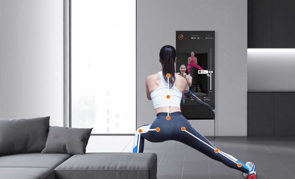 這款產品Mirror的特點是其鏡面,它以一種透明鏤空的方式呈現,讓教練視頻和用戶的全身影像都能同時出現在鏡子屏幕上。