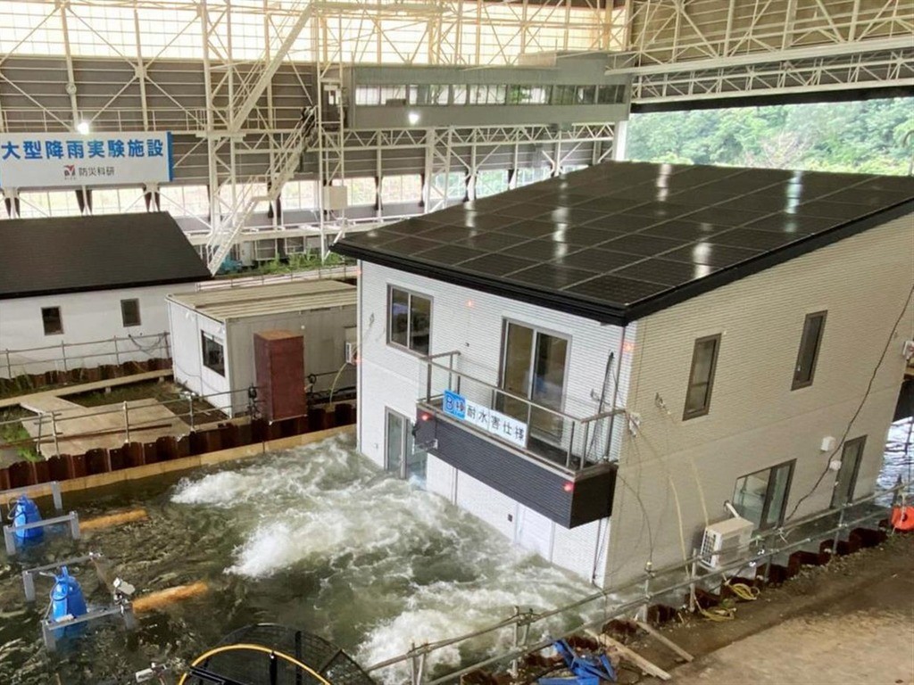 主要是因為抗洪水住宅的門窗沒有縫隙,提高了防水性,並使用防滲水和防倒灌的特殊閥門。
