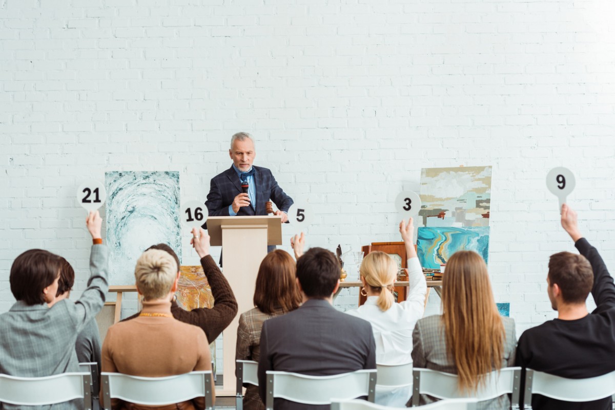 在具有共同價值的拍賣中,投標人面臨著其他投標人掌握有關商品真實價值資訊的風險。這會導致在拍賣中出現上文所述的「贏者詛咒」。