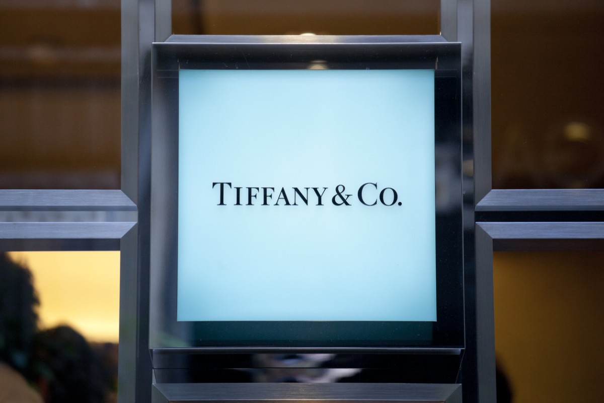 最新的報道引述指,兩家企業正討論將Tiffany的收購價定於每股135美元至130美元,交易最終有機會小幅度降價,甚至變成要約收購,加快收購進程。