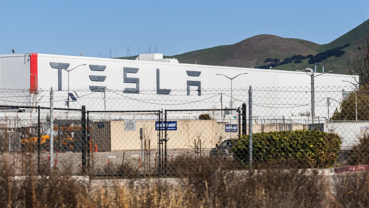 電動車巨頭Tesla(NASDAQ: TSLA)近日成功與電力市場營運商達成電網協議後,將和法國能源再生公司Neoen SA(EPA: NEOEN)携手合作,在澳洲建設全球規模最大的300MWh鋰離子電池儲電厰。