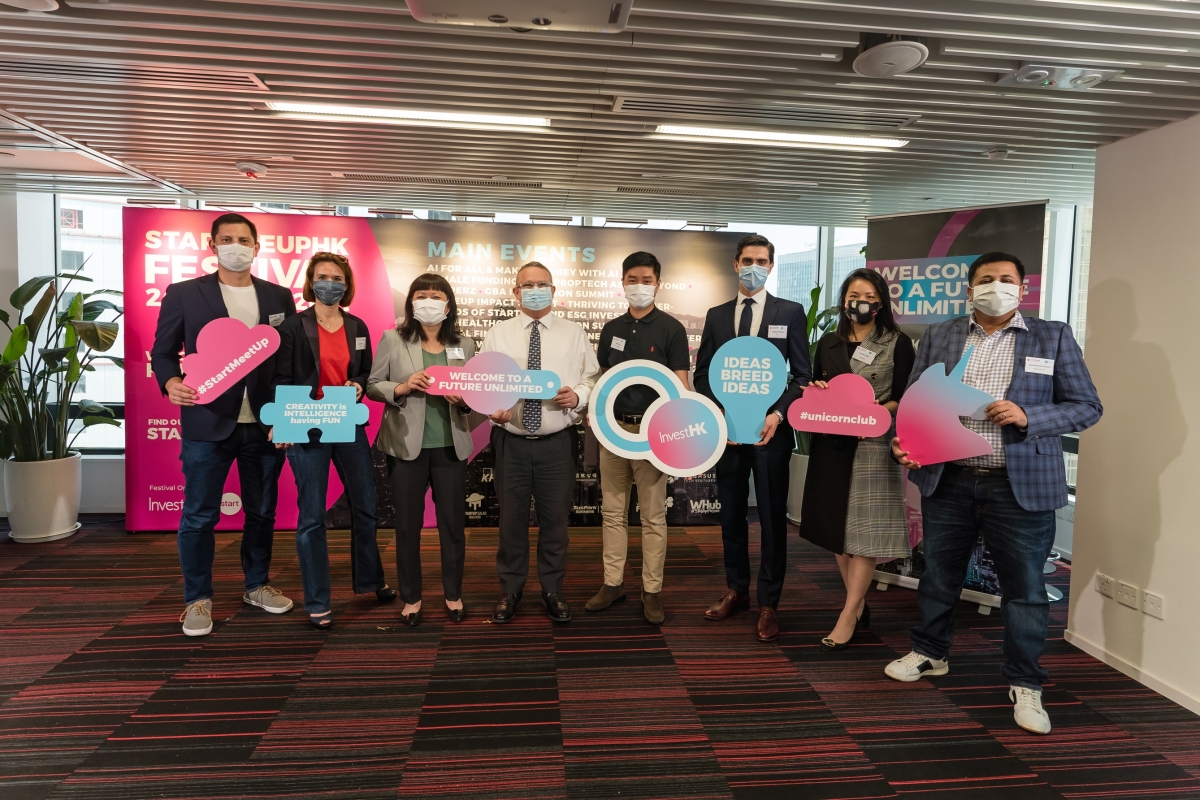 由左至右)Finnovasia創辦人及行政總裁Anthony Sar、WHub行政總裁及聯合創辦人Karena Belin、投資推廣署初創企業主管陳幗貞、投資推廣署署長傅仲森、啟迪之星(香港)總經理黃子華、Brinc總裁(香港)Guillermo Ginesta、畢馬威中國基礎設施諮詢服務副總監鄒詩韻及Virtual FinTech Fair聯合創辦人Syed Musheer Ahmed一同分享StartmeupHK創業節2021的細節。