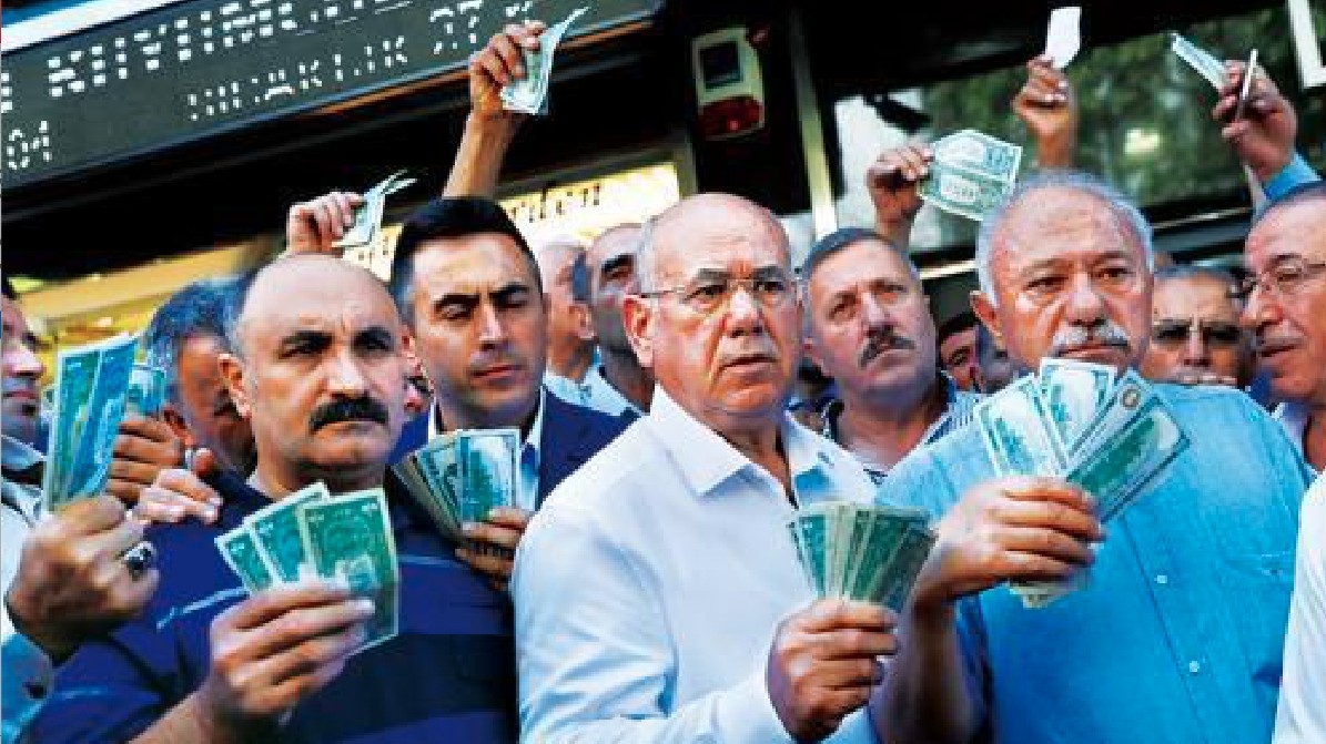 2001年阿根廷債務危機曾令其貨幣比索貶值大跌六成，當地人紛紛改持美元圖避險。