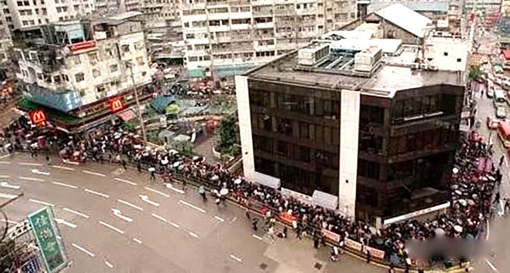 2000年科網股泡沫高峰時,tom.com上市前曾有以萬計市民排隊搶新股認購表格。