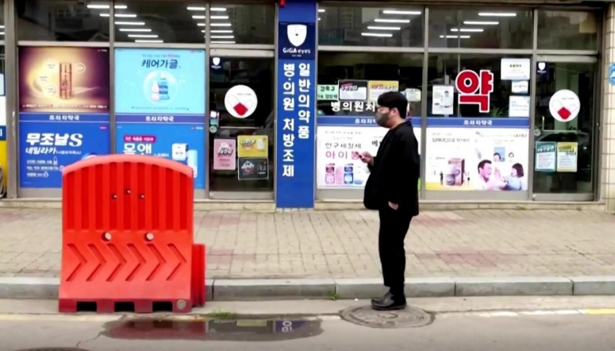 reuters_skorea_satirical_smartphone_080621_1120x640