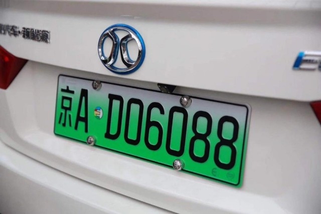 中國內地的電動車會獲發「綠色牌照」,享受諸多政策優惠。