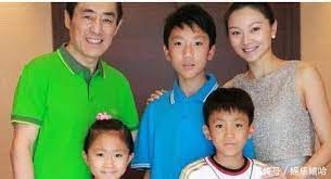 張藝謀夫婦育有三名子女,因超生違反二孩政策,2014年曾被罰款近750萬人民幣。