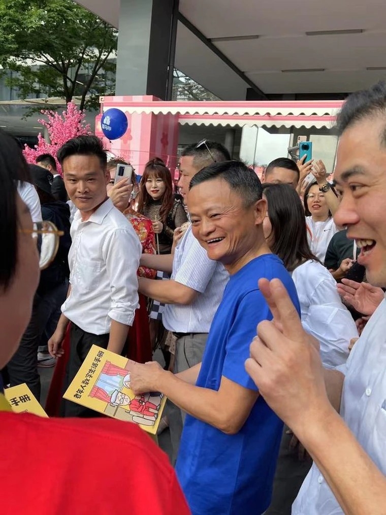 馬雲今年5月曾現新阿里巴巴總部,但甚為消瘦兼多了白頭髮。