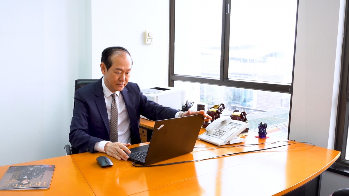 廖偉強由低做起,以「唔怕蝕底」的工作態度,得到老闆的賞識,從中原地產經紀晉升至利嘉閣總裁。