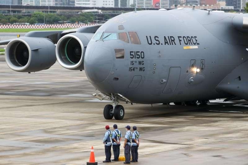 降落在台北松山機場的美國空軍C-17運輸機。