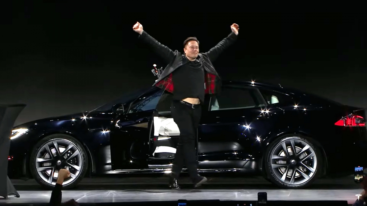 馬斯克親自駕駛及介紹地上最強Tesla Model S Plaid跑車。