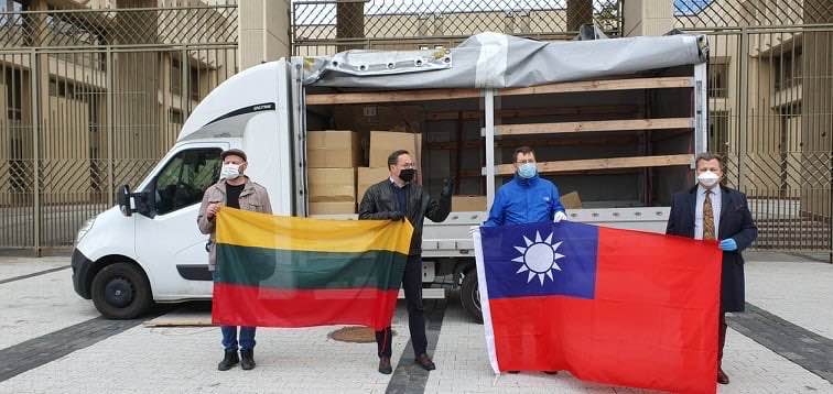 台灣在去年立陶宛疫情初期,曾捐贈10萬片外科口罩。