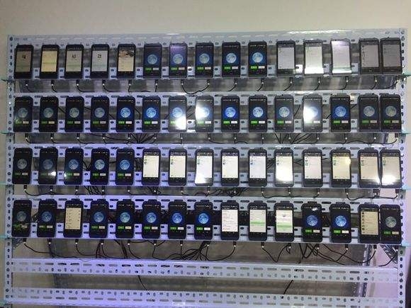 用於「灰色產業」刷單製造假評論的手機牆。