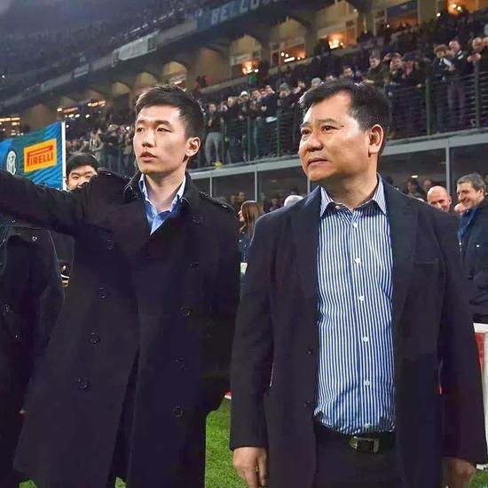 張近東(右)辭任蘇寧易購董事長,但同時提名他兒子張康陽(左)做董事。